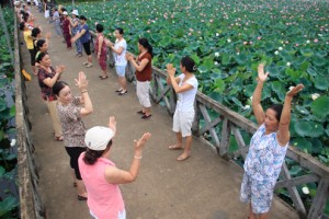 Buổi sáng, nhiều người dân xứ Huế lại đến hồ Tịnh Tâm tập thể dục và ngắm sen.